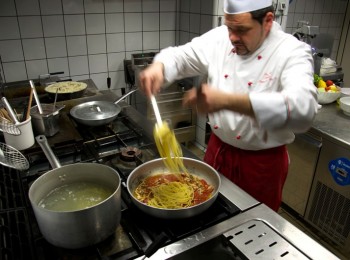 Preparazione della base per Zuppiera di spaghetti alla pescatora alla nonno Vito