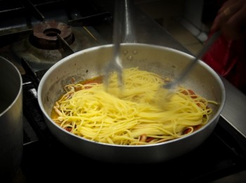 Preparazione della base per Zuppiera di spaghetti alla pescatora alla nonno Vito